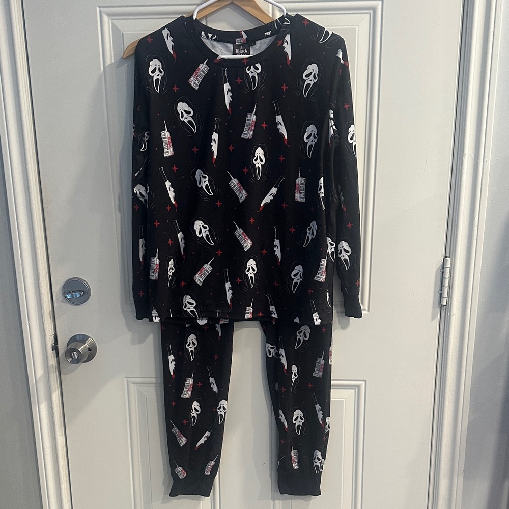 A black star scream ghost face two piece set long sleeve and pants pajamas large